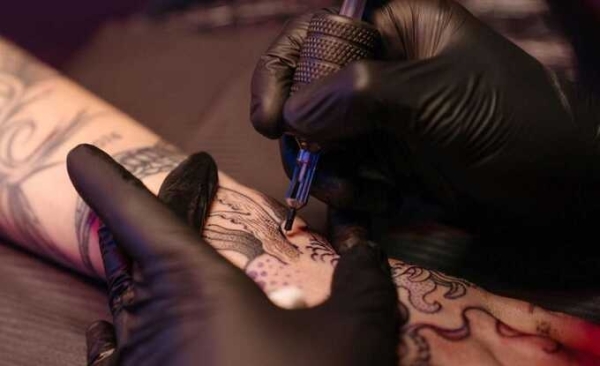 Использование чернил для татуировок может быть связано с риском развития рака